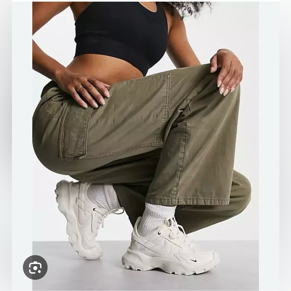 Nike Cream Chunky Sneakers Modern Athletic Design